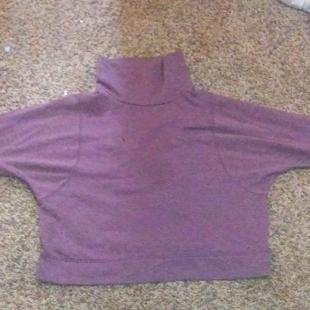 An avia extra large(16-18) turtle beck sweat shirt